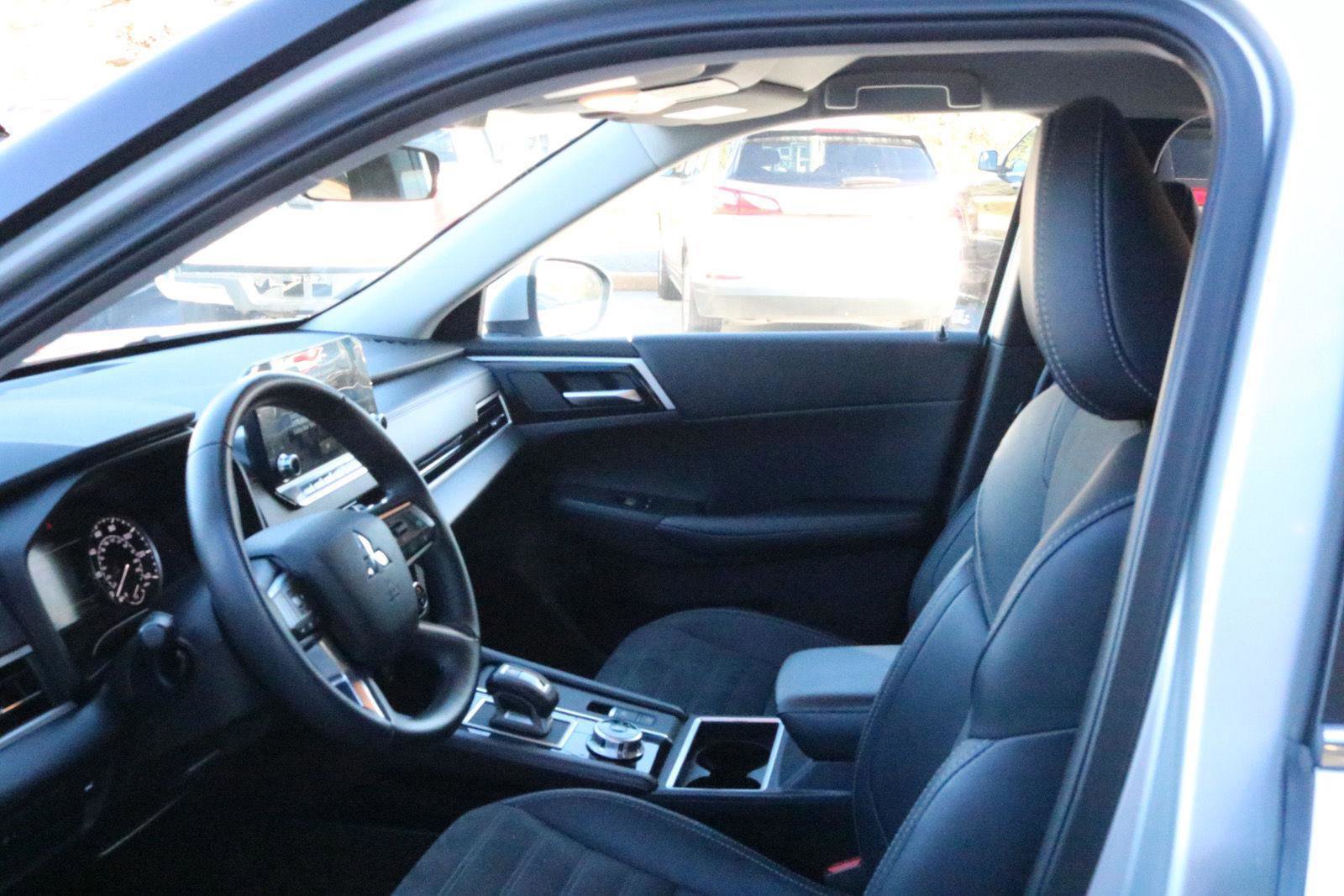 Used 2024 Mitsubishi Outlander SE image 9