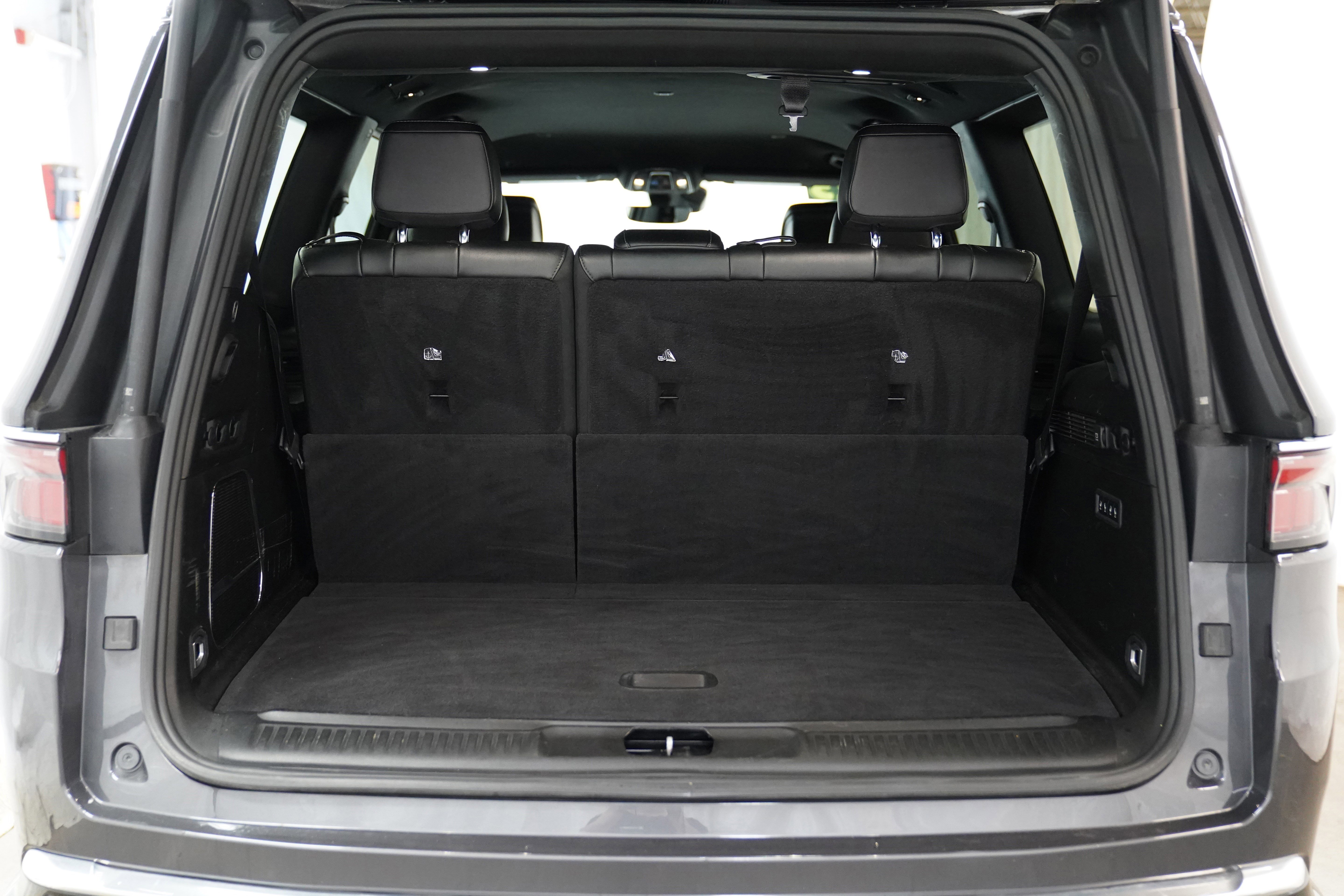 Used 2023 Jeep Wagoneer Series III w/ Preferred Equipment Group image 9