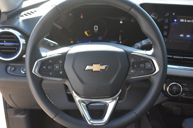 Used 2025 Chevrolet Trax LT w/ LT Convenience Package FWD image 19