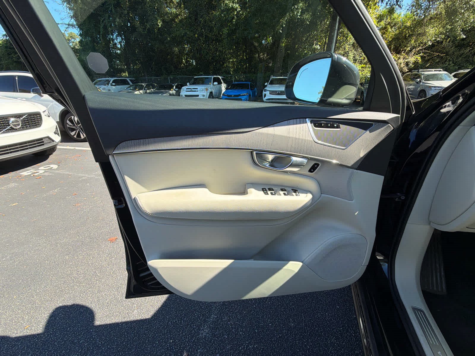 Used 2025 Volvo XC90 B6 Plus AWD/4WD image 24