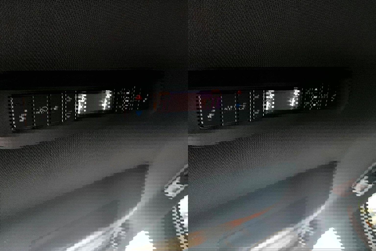 Used 2025 Toyota Sienna Platinum image 34