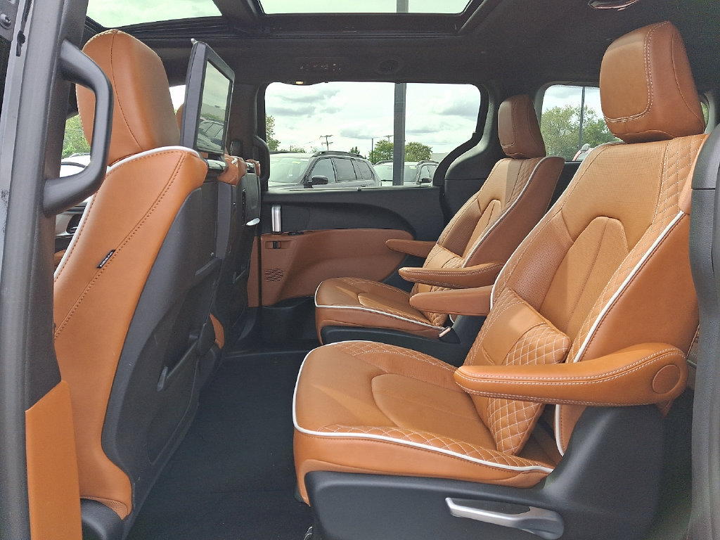 Certified 2025 Chrysler Pacifica Pinnacle FWD image 10