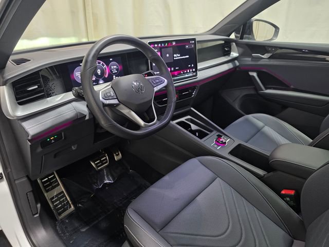 Certified 2025 Volkswagen Tiguan SE R-Line image 24