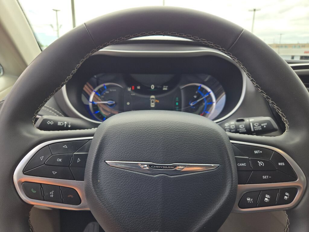Used 2024 Chrysler Pacifica Limited FWD image 33