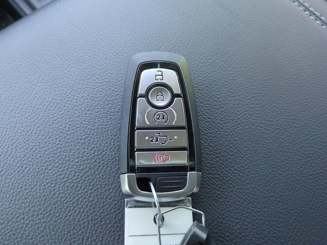 New 2026 Ford F250 Lariat w/ Black Appearance Package image 31