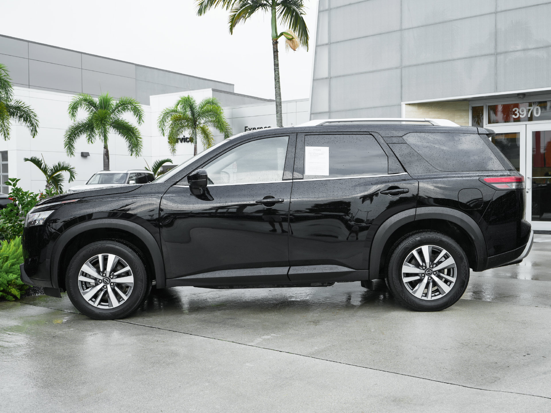 Used 2025 Nissan Pathfinder SL FWD image 37