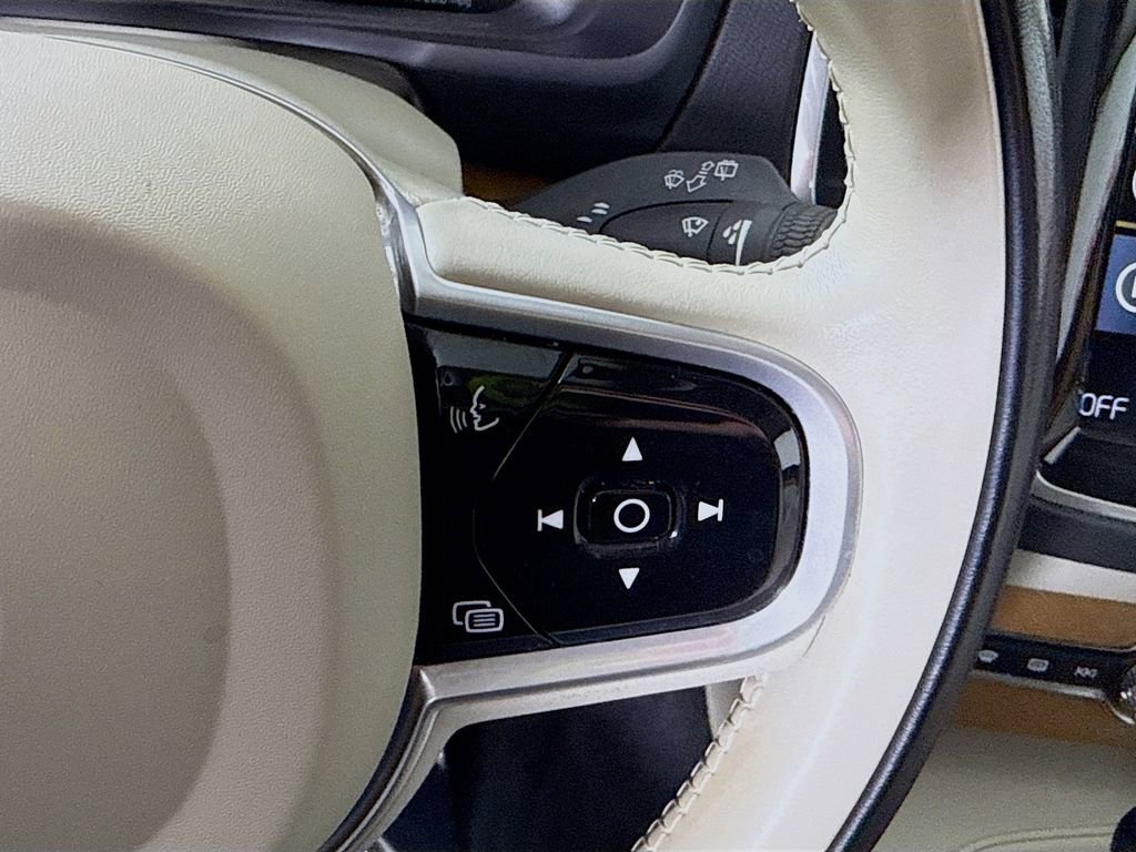 Used 2022 Volvo XC90 T6 Momentum w/ Climate Package image 23