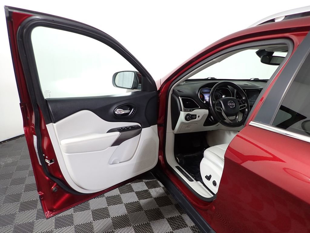 Used 2019 Jeep Cherokee Limited w/ Luxury Group image 24