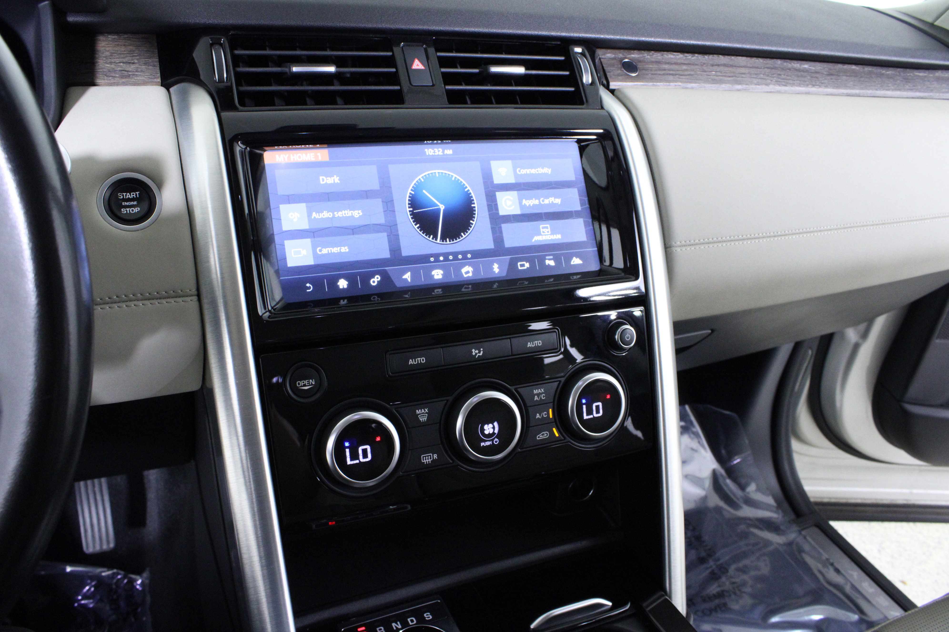 Used 2017 Land Rover Discovery HSE image 24