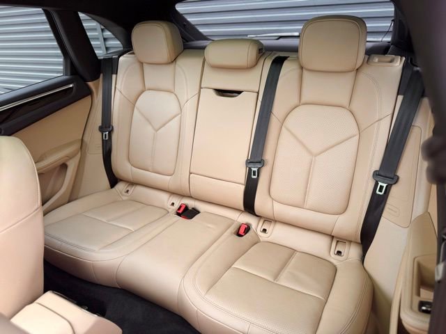 Certified 2025 Porsche Macan image 32