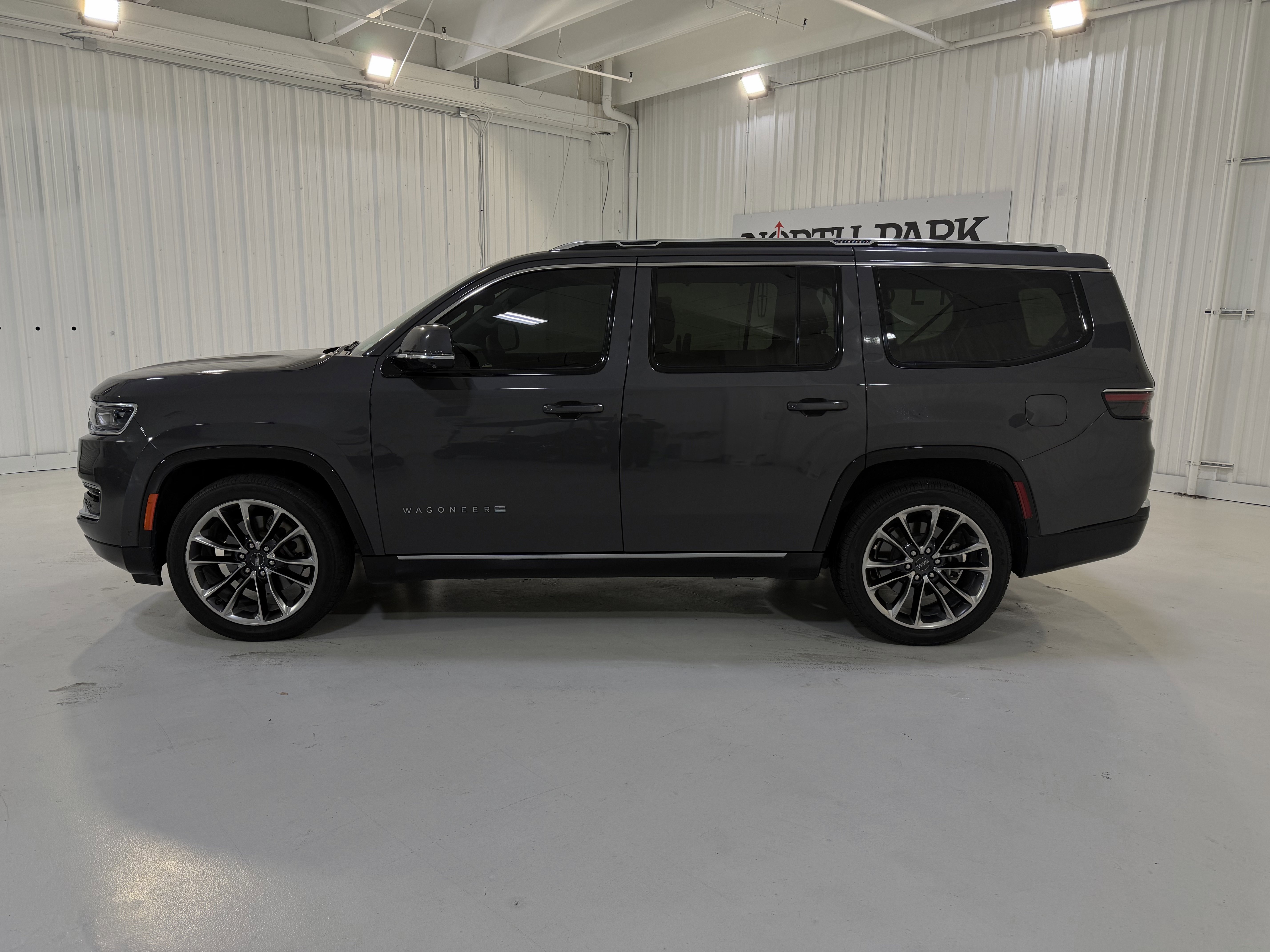 Used 2022 Jeep Wagoneer Series III w/ Premium Group I AWD/4WD image 2