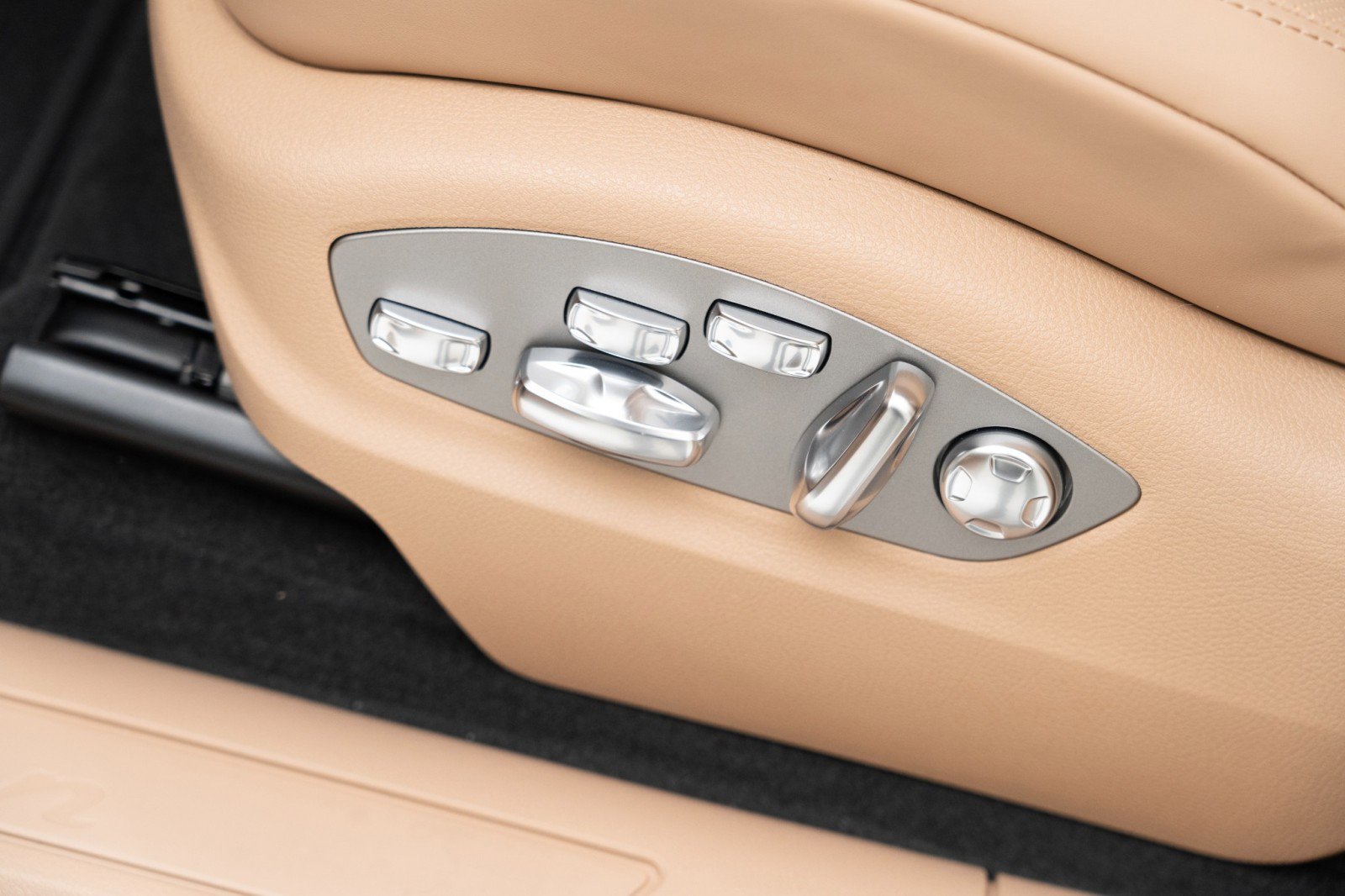 New 2025 Porsche Macan image 15