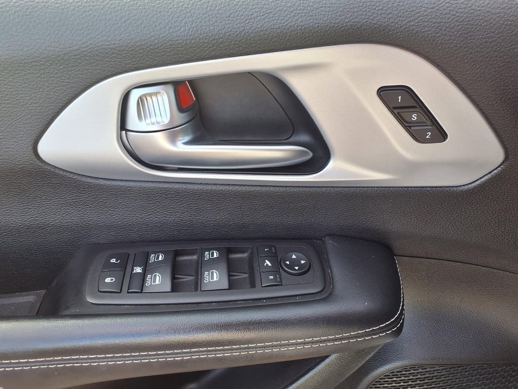 Certified 2025 Chrysler Pacifica Limited image 19