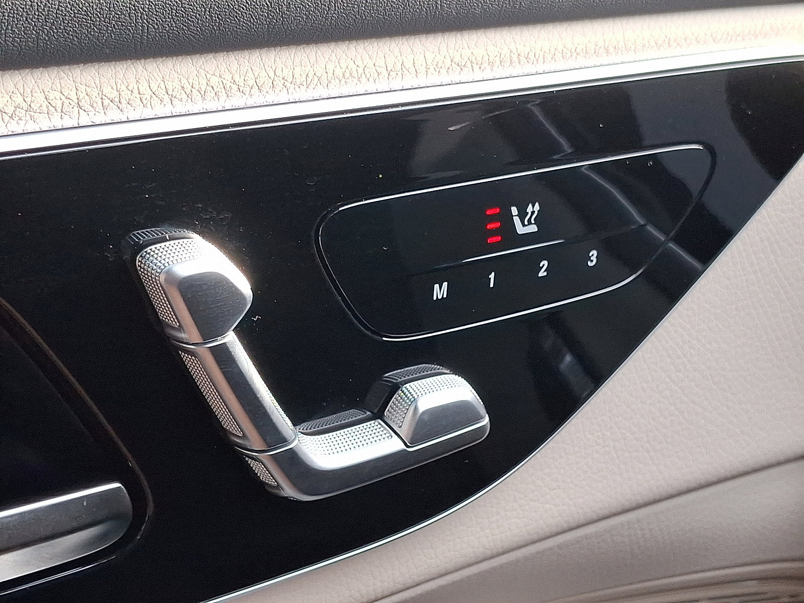 Used 2025 Mercedes-Benz GLC 300 4MATIC image 25