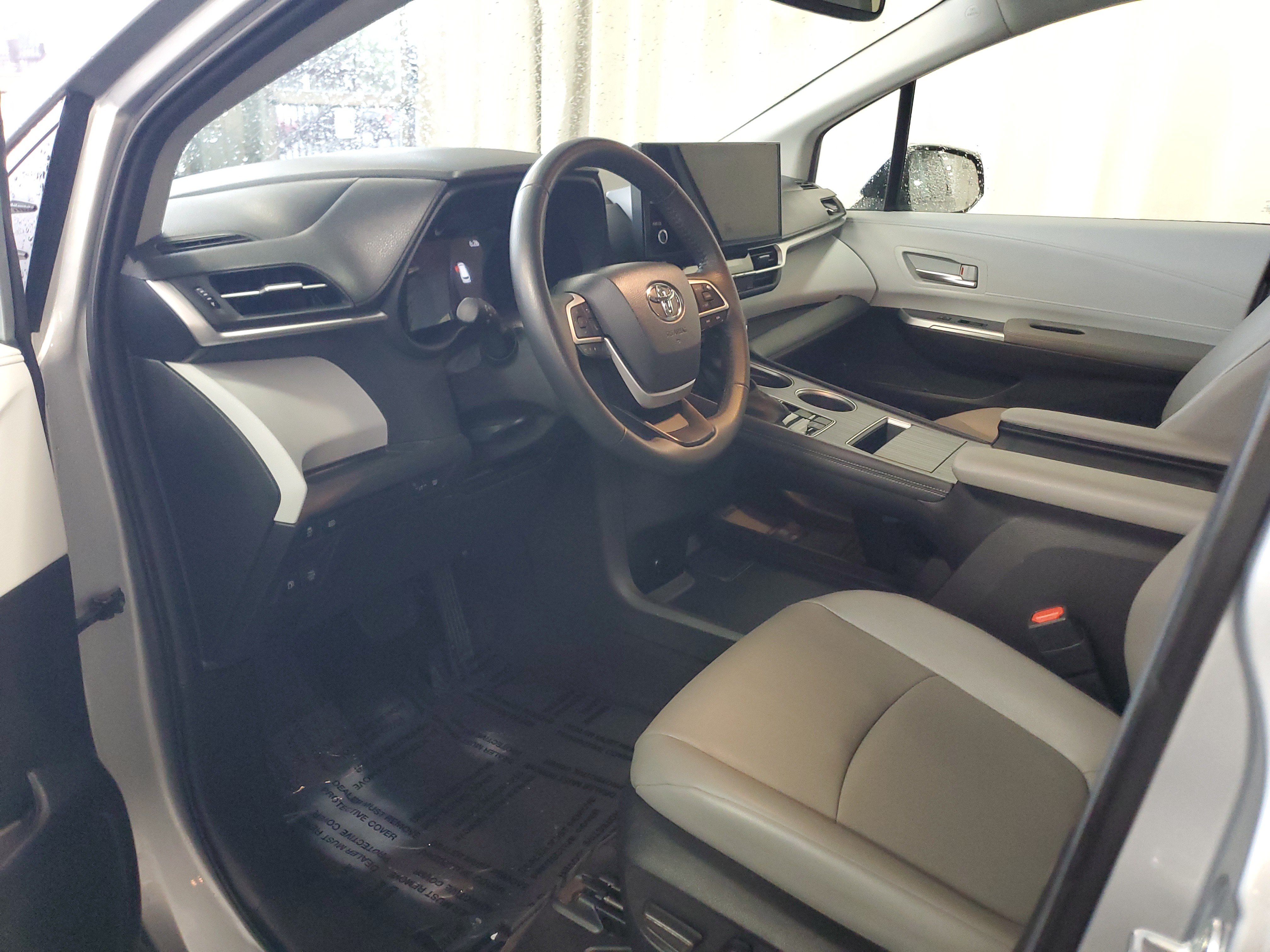 Certified 2025 Toyota Sienna XLE FWD image 20