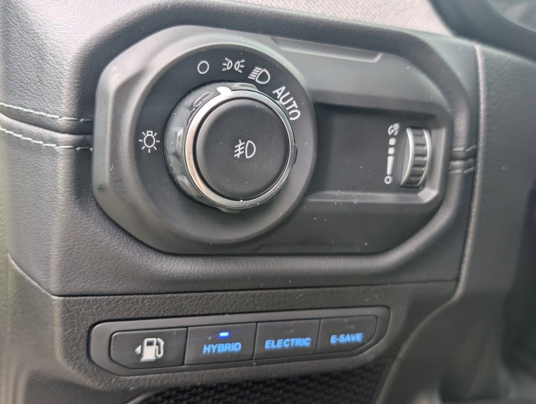 Used 2025 Jeep Wrangler Unlimited Sahara w/ Safety Group image 26