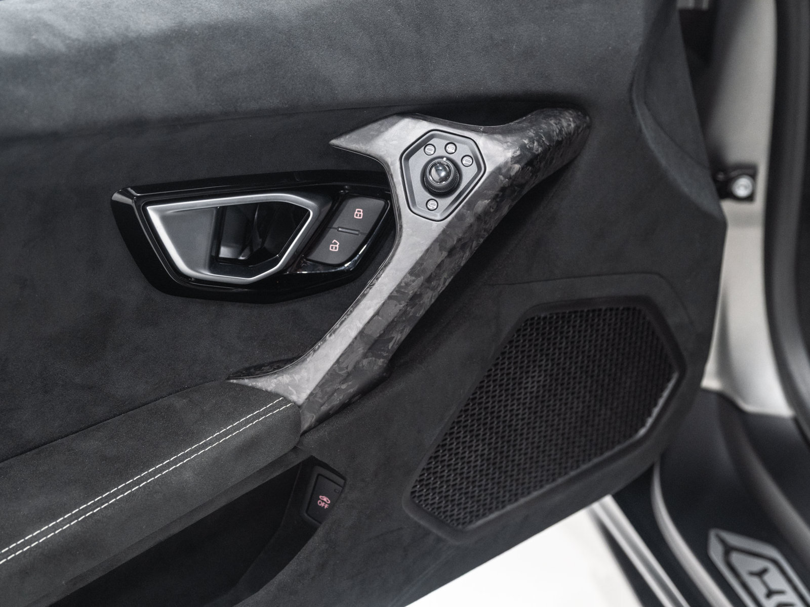 Used 2018 Lamborghini Huracan Performante AWD/4WD image 32