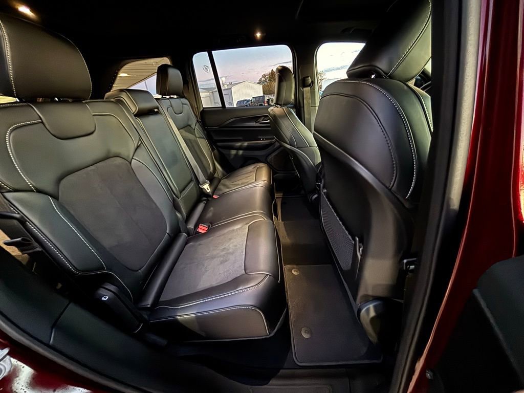 New 2025 Jeep Grand Cherokee Altitude image 8