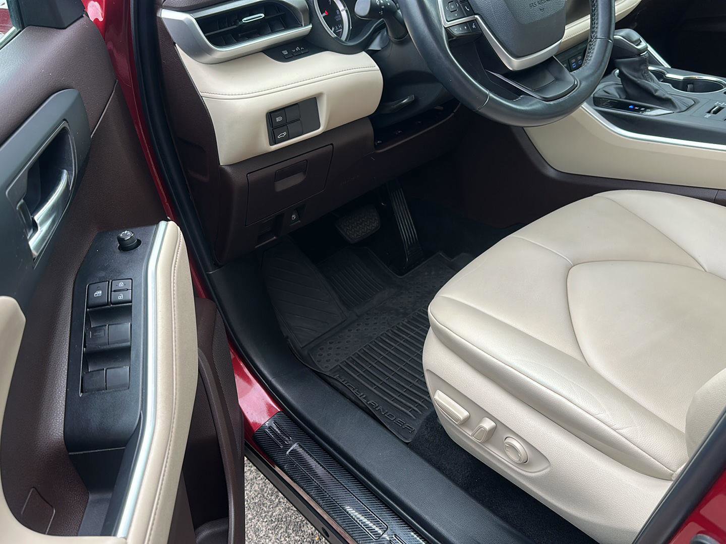 Used 2022 Toyota Highlander XLE AWD/4WD image 9