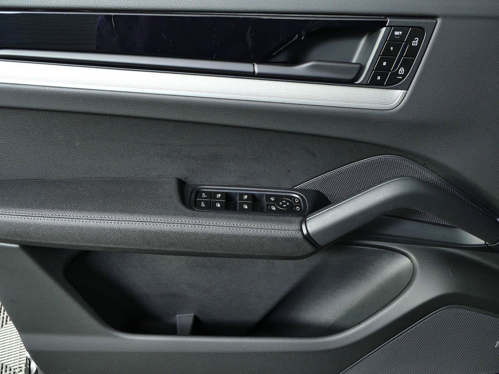 Certified 2024 Porsche Cayenne Coupe AWD/4WD image 6