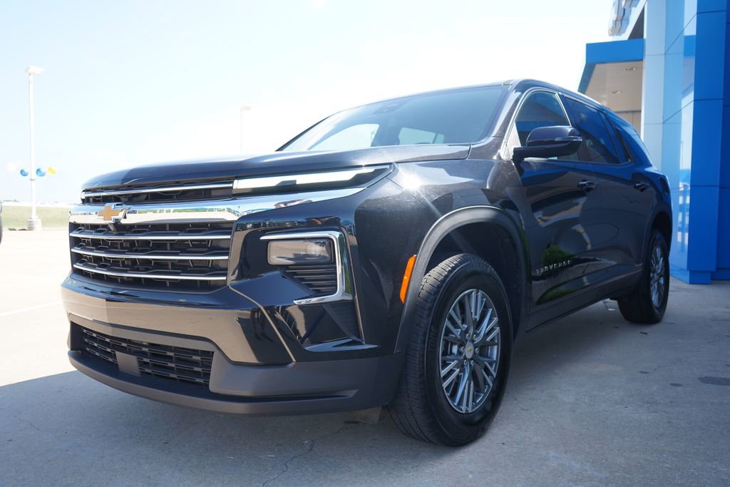 Used 2025 Chevrolet Traverse LT FWD image 4