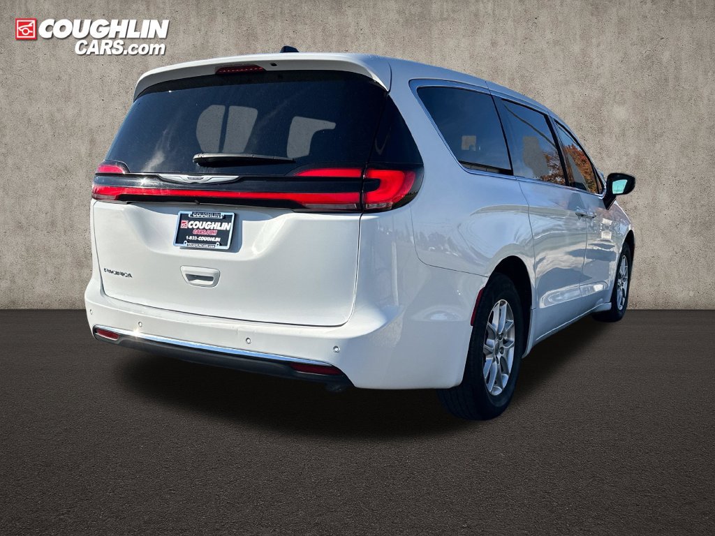 Used 2024 Chrysler Pacifica Touring-L FWD image 7