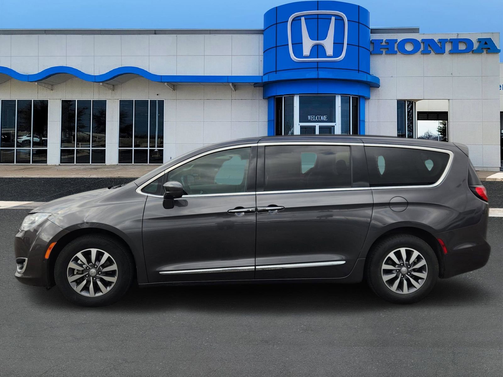 Used 2020 Chrysler Pacifica Touring-L Plus image 3