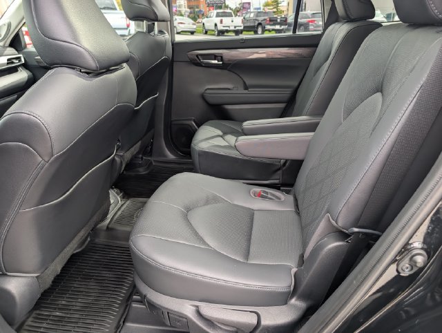 Used 2021 Toyota Highlander Platinum AWD/4WD image 16