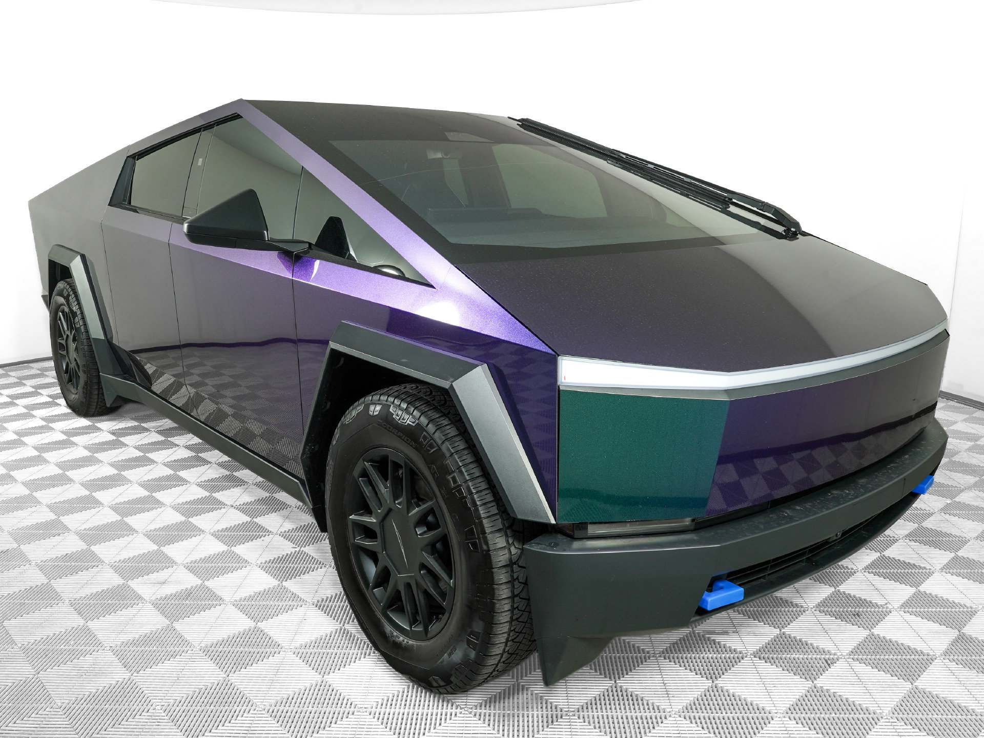 Used 2025 Tesla Cybertruck AWD Crew Cab image 3