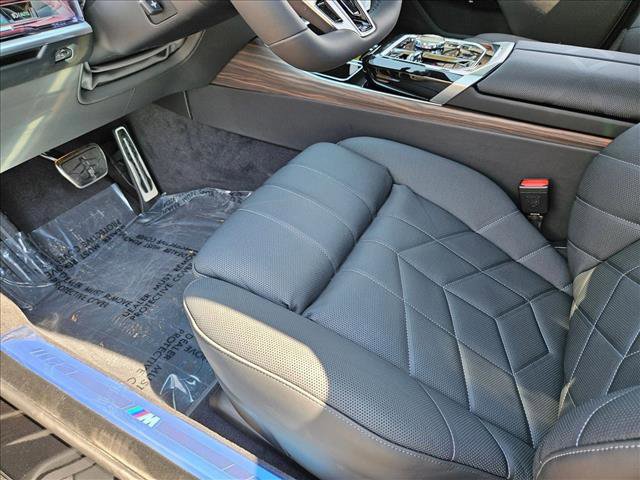 New 2025 BMW 750e xDrive video 4