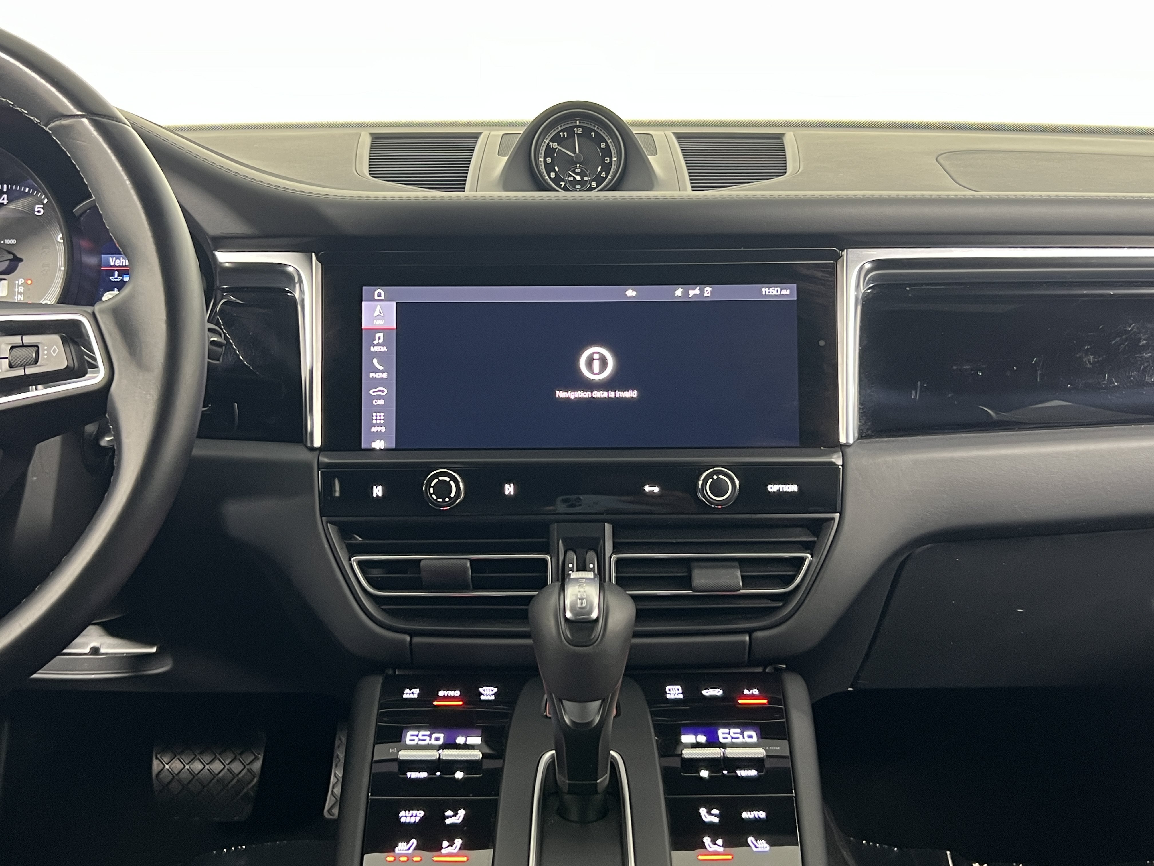 Certified 2024 Porsche Macan AWD/4WD image 19