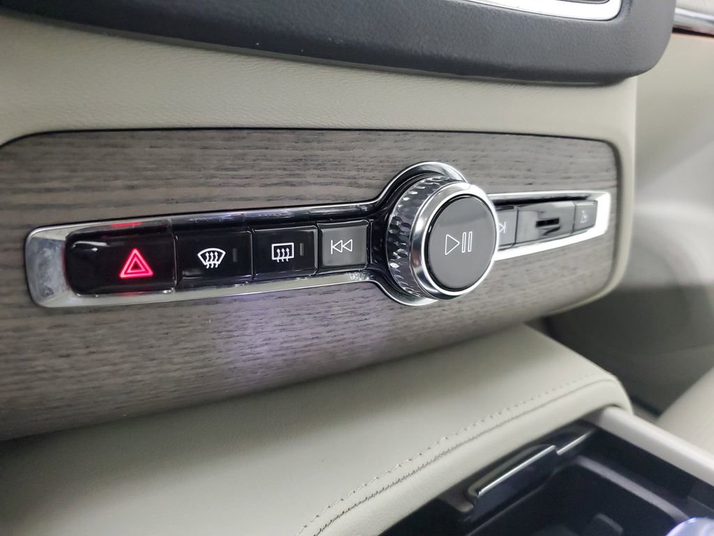 Used 2024 Volvo XC90 B6 Ultimate w/ Protection Package image 32