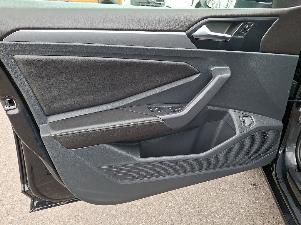 Used 2023 Volkswagen Jetta SE w/ Black Wheel Package image 14