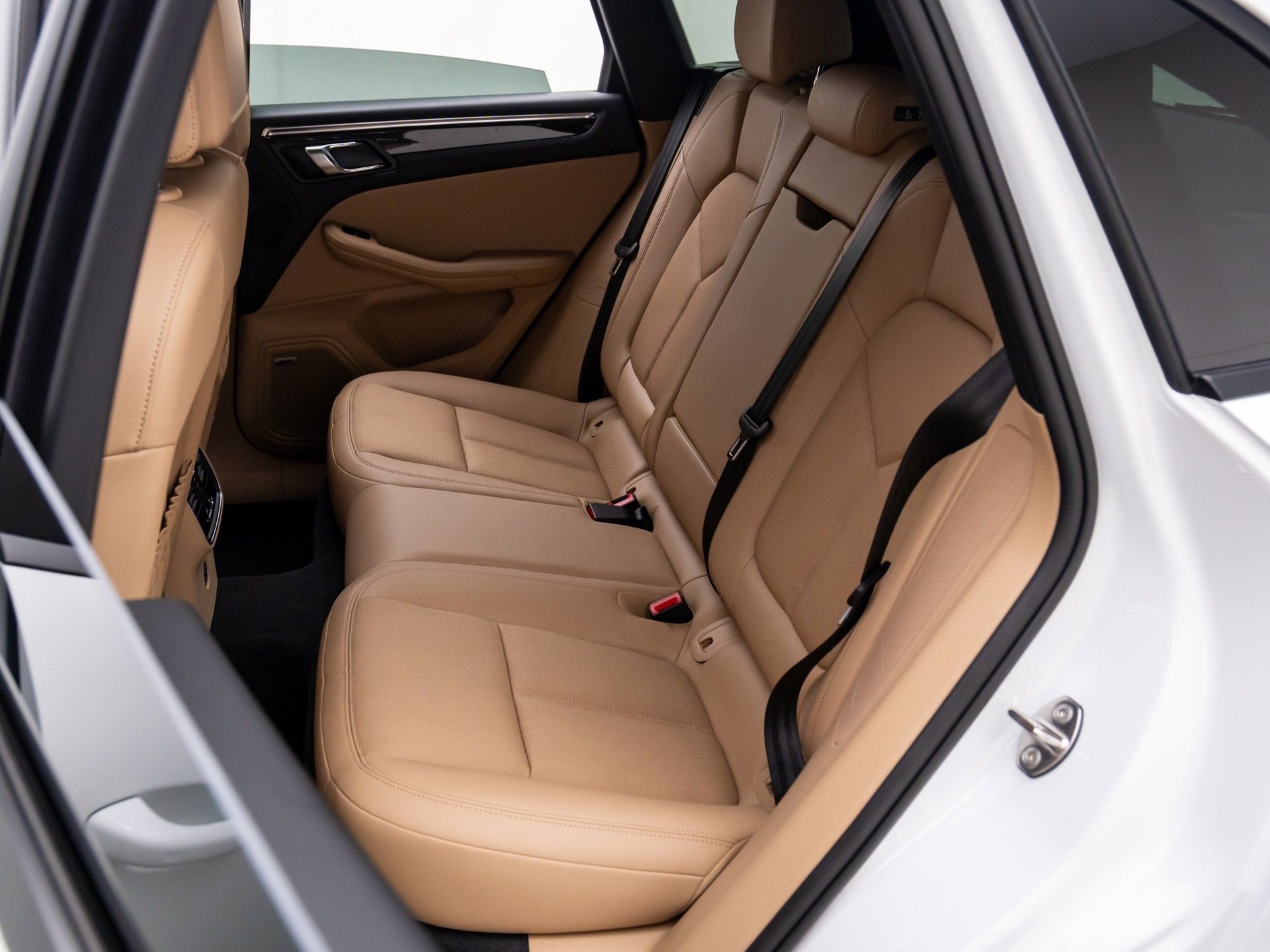 Certified 2025 Porsche Macan image 16