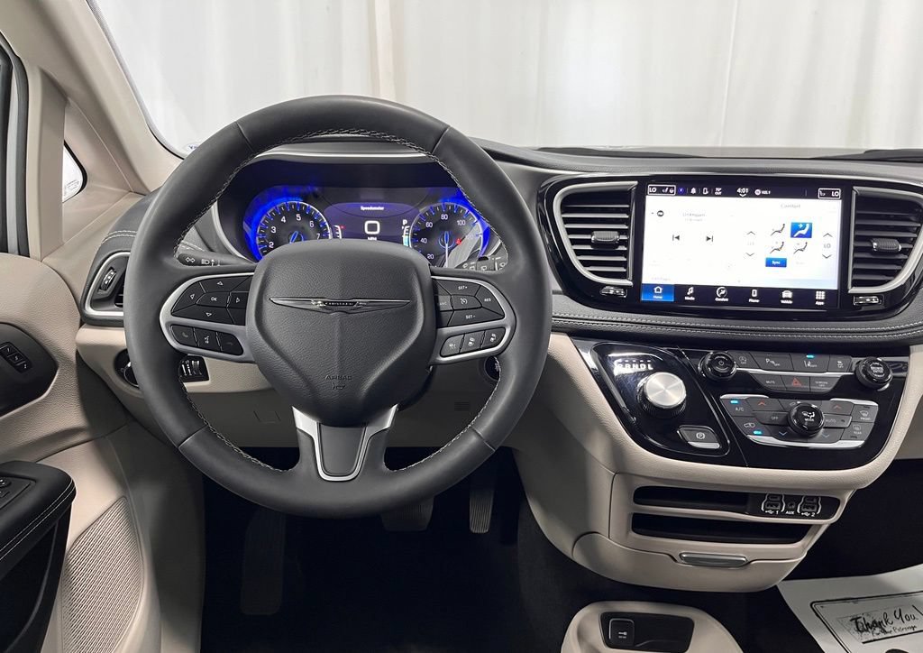 Used 2023 Chrysler Pacifica Touring-L AWD/4WD image 22
