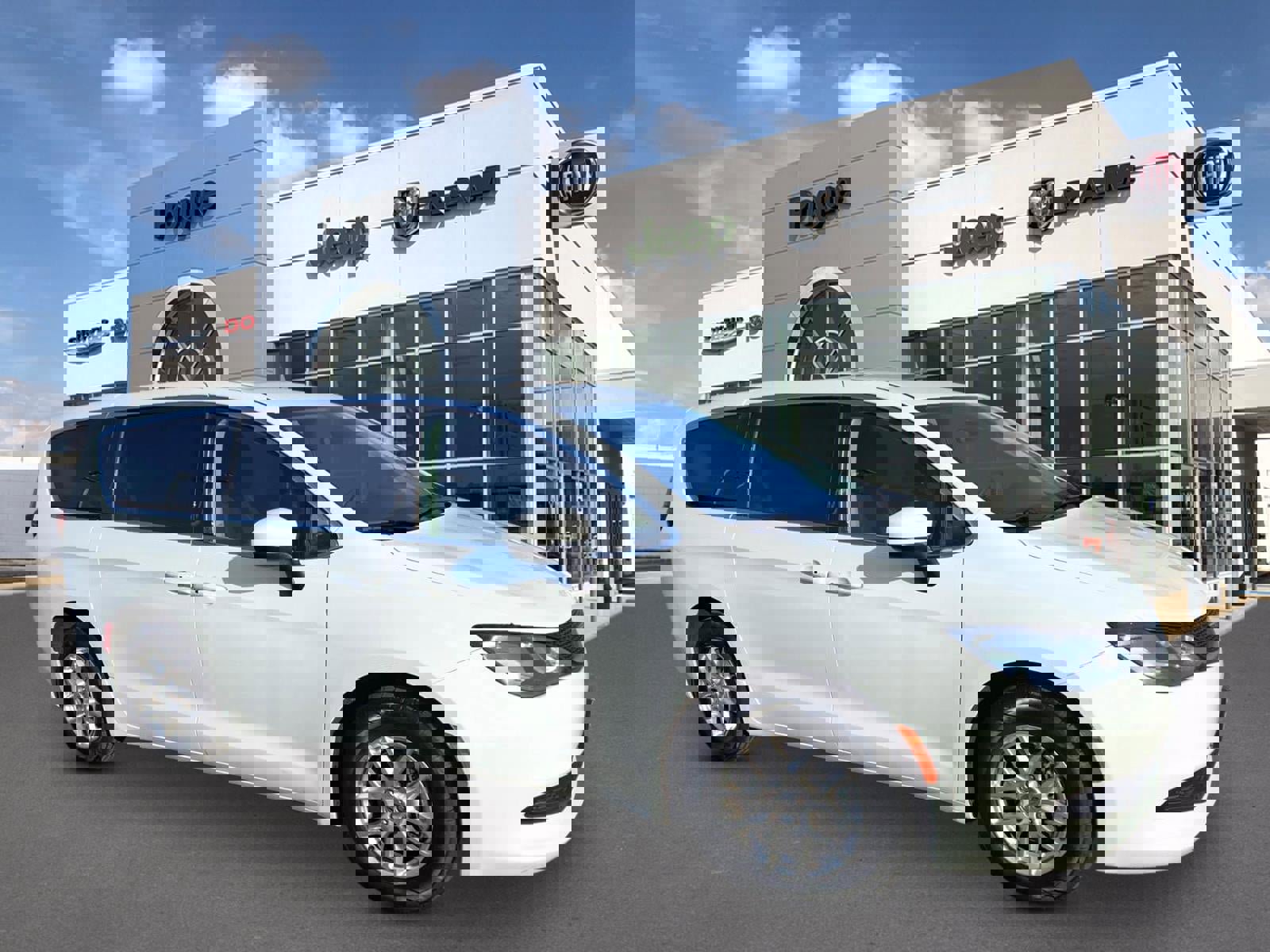 Used 2023 Chrysler Voyager LX image 1