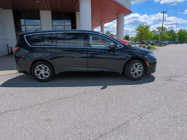 Certified 2024 Chrysler Pacifica Limited FWD image 34