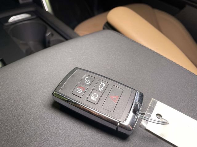 Used 2025 Land Rover Discovery Dynamic SE image 44