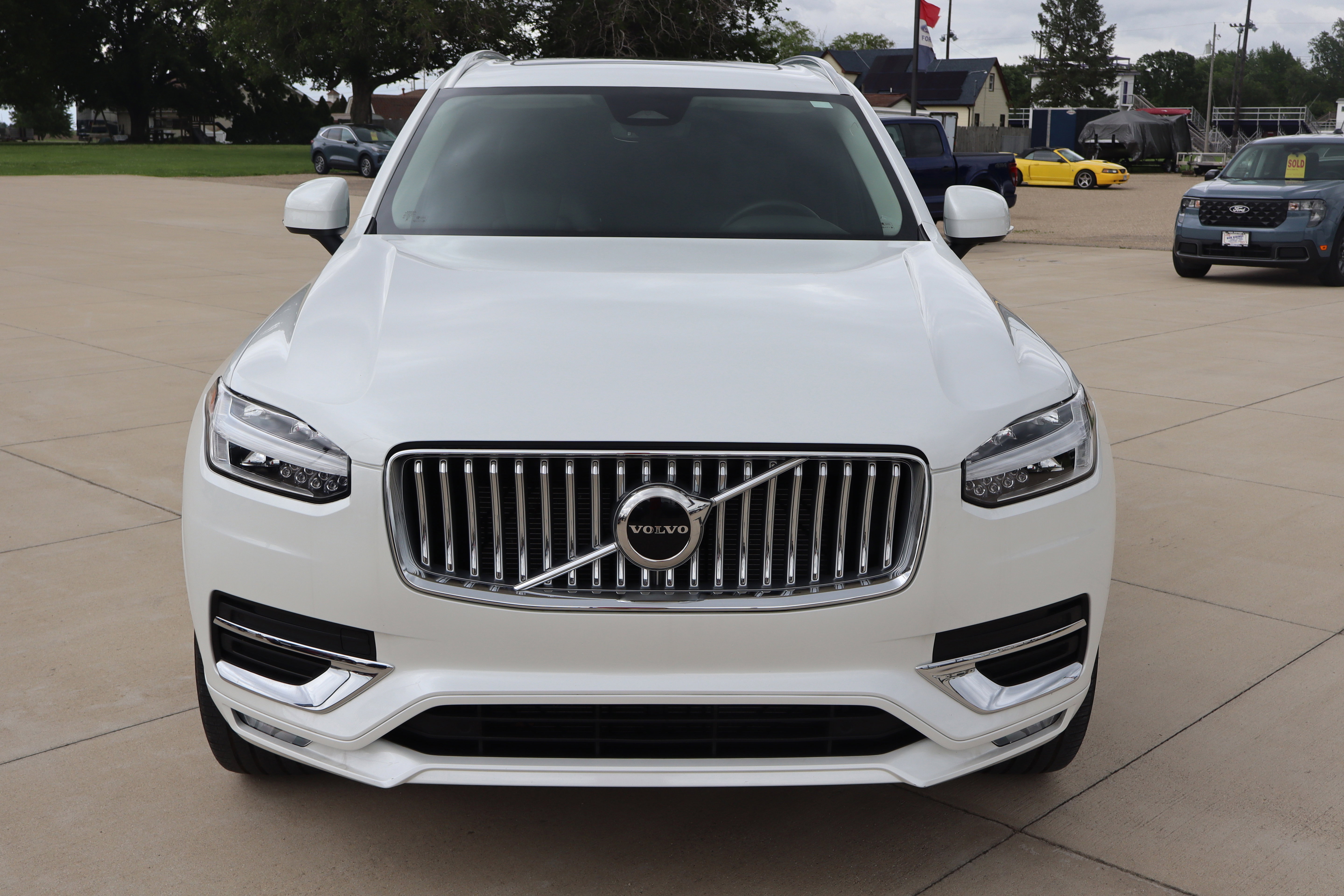 Used 2024 Volvo XC90 B5 Core w/ Protection Package Premier AWD/4WD image 3