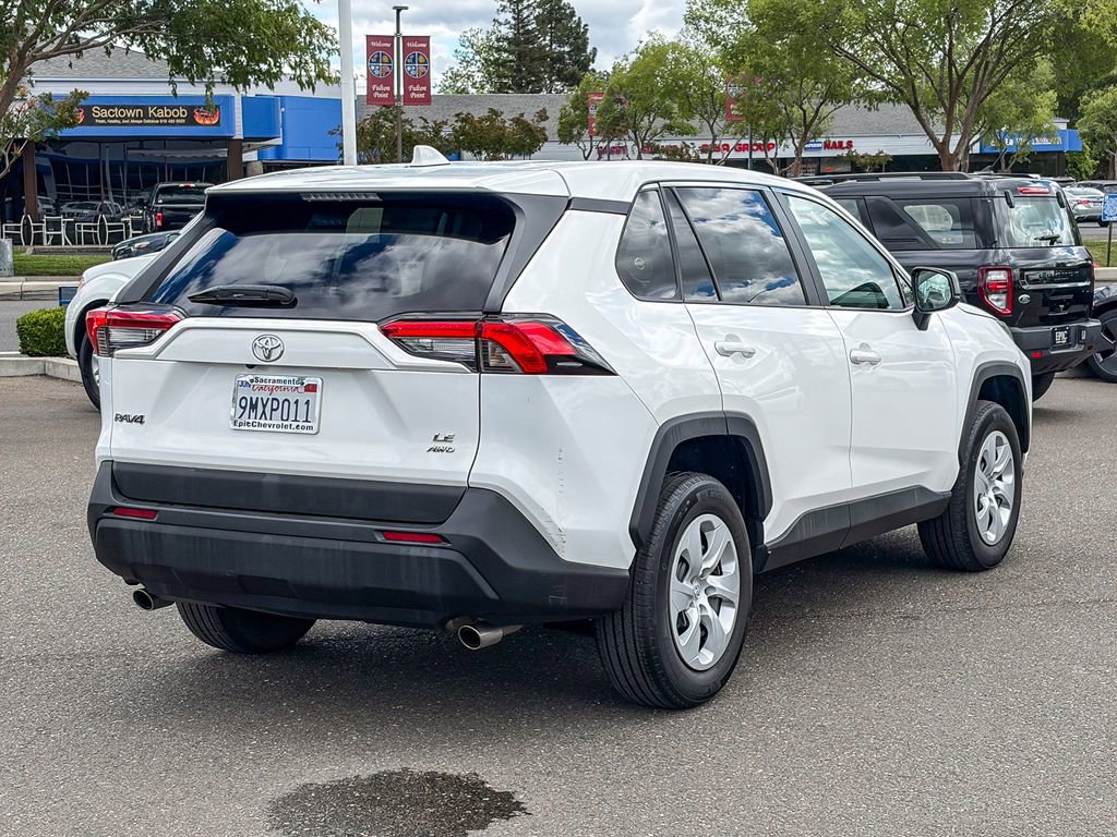 Used 2023 Toyota RAV4 LE AWD/4WD image 4