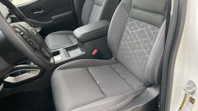 Used 2025 Nissan Frontier SV image 11
