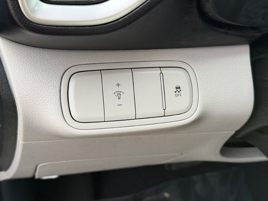 Used 2023 Hyundai Venue SEL w/ Cargo Package FWD image 28