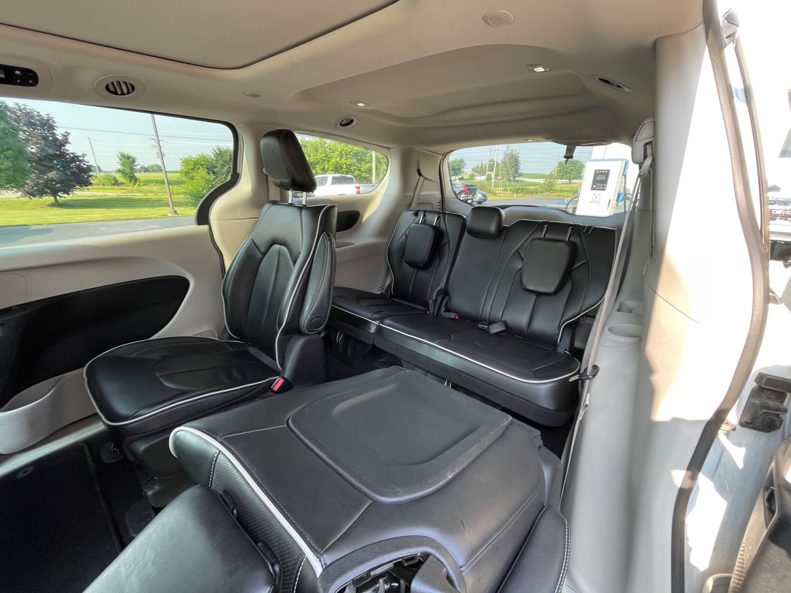 Used 2023 Chrysler Pacifica Limited FWD image 16