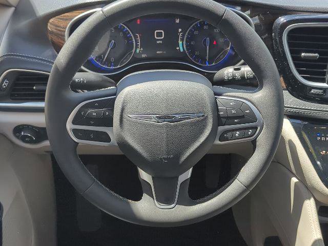 Certified 2024 Chrysler Pacifica Limited FWD image 9