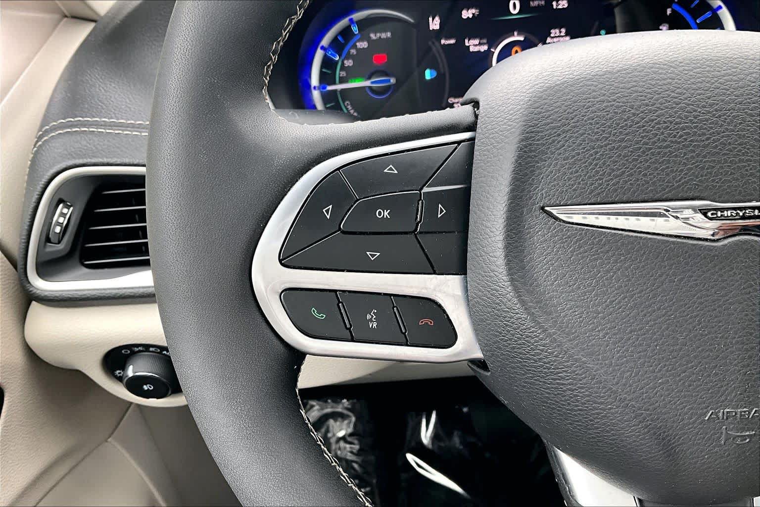 Used 2024 Chrysler Pacifica Limited FWD image 24