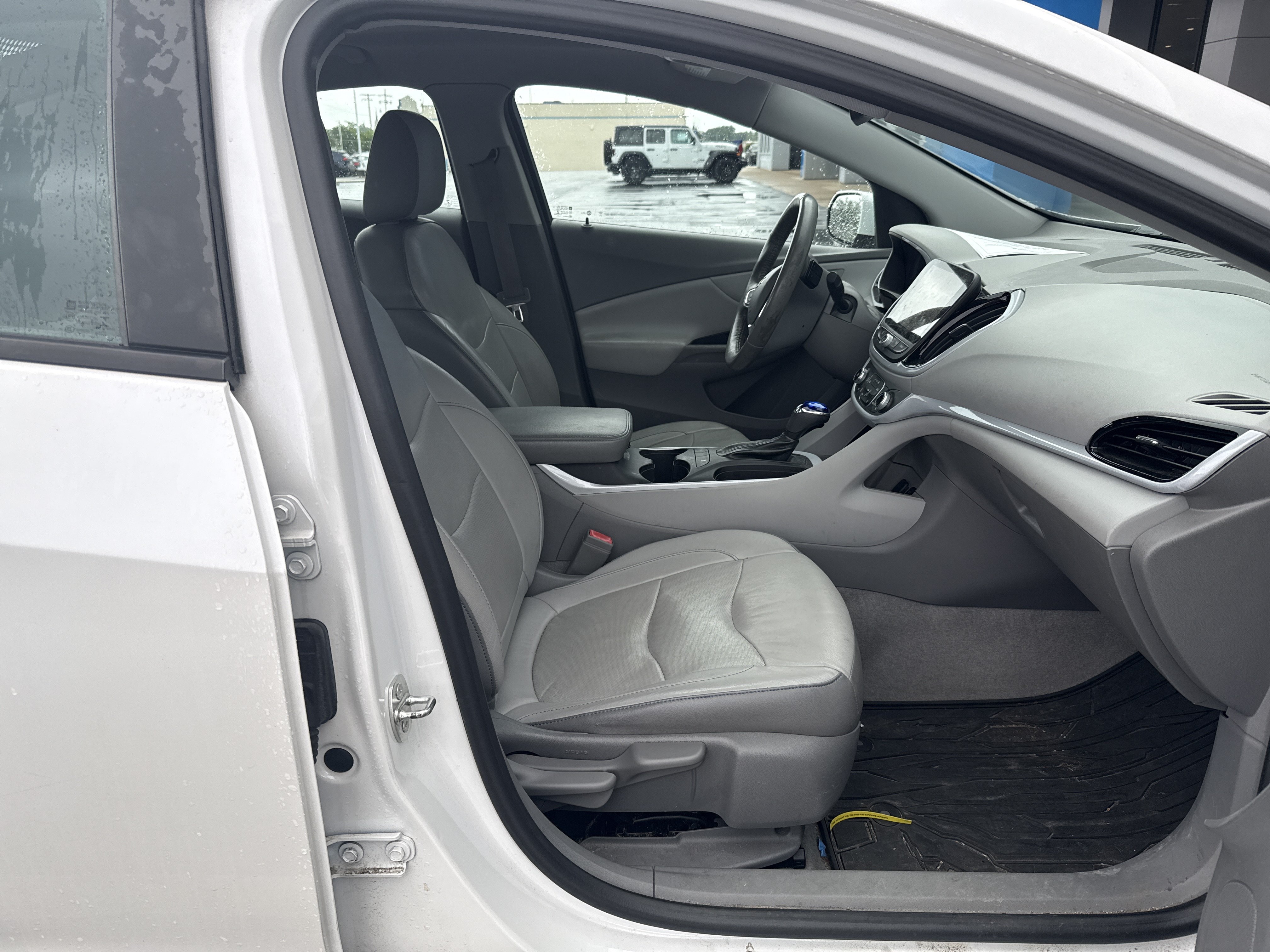 Used 2017 Chevrolet Volt LT w/ Comfort Package FWD image 11