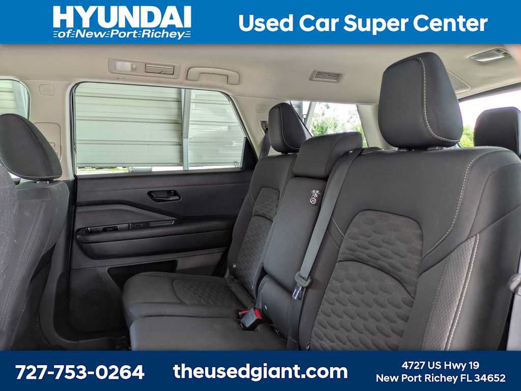 Used 2024 Nissan Pathfinder SV w/ Lighting Package (N92) FWD image 17