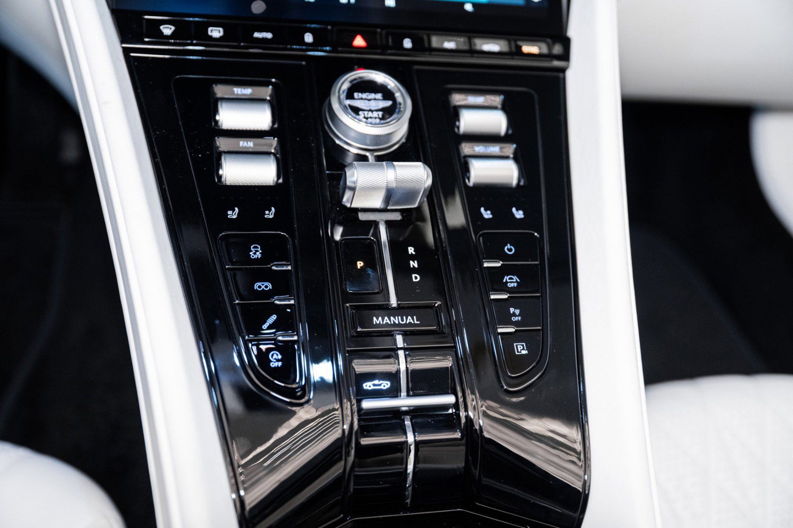 Used 2025 Aston Martin DB12 Volante image 30