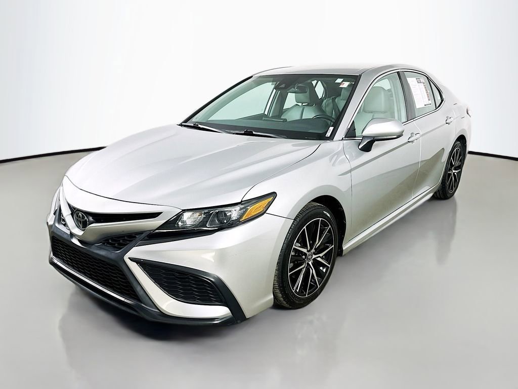 Used 2021 Toyota Camry SE video 3
