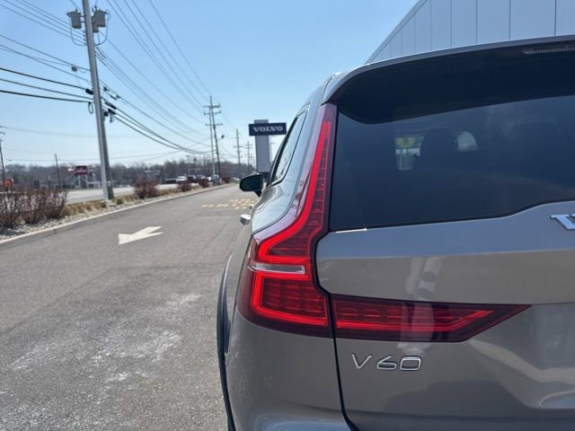 Used 2020 Volvo V60 T5 Cross Country image 10